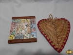 Lote composto de porta chaves com azulejo pintado e descanso de panela na forma de coração. Medindo o coração 26cm x 22,5cm.