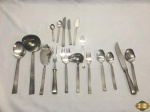 Faqueiro com 129 peças em prata 90 Wolff. Composto de 12 garfos de mesa, 12 facas de mesa,  12 colheres de sopa, 12 garfos de peixe, 12 facas de peixe, 12 garfos de sobremesa, 12 facas de sobremesa, 11 colheres de sobremesa, 12 colheres de chá, 12 colheres de café e 10 peças de servir. Banho em ótimo estado sem uso necessita limpeza.