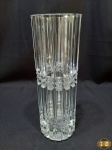 Vaso floreira cilíndrico em cristal moldado. Medindo 30cm de altura. Com uma pequena trinca interna na borda, nada que prejudique a beleza da peça.