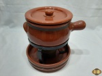 Panela de fondue em cerâmica vitrificada com rechaud. Medindo a panela 18cm de diâmetro x 9,5cm de altura.