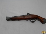 Réplica de garrucha de pirata em madeira com metal prateado trabalhado com relevos,  peça para colecionador, não funcional. Medindo 36cm de comprimento.