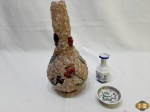Lote composto de garrafa licoreira revestida em pedras, mini vaso e mini bowl em porcelana. Medindo a garrafa 27cm de altura.