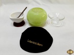 Lote composto de vaso floreira bolinha, cumbuca bowl em porcelana, castiçal em vidro e kipa judaico. Medindo a floreira 9,5cm de altura.
