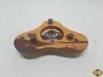 Cinzeiro em madeira marchetada com rio antigo da década de 50. Medindo 20cm x 12,5cm x 6cm de altura.