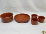 Lote composto de 5 peças em cerâmica, sendo 3 cumbucas, 1 bowl e 1 travessa redonda rasa. Medindo o bowl 18cm de diâmetro x 8,5cm de altura.