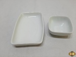 Jogo de 2 petisqueiras em porcelana da cia aérea Varig. Medindo a retangular 14cm x 9,5cm x 2,5cm de altura.