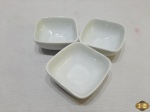 Jogo de 3 petisqueiras quadradas em porcelana da cia aérea Varig. Medindo 7,5cm x 7,5cm x 3,5cm de altura.
