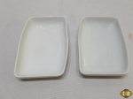 Jogo de 2 petisqueiras retangulares em porcelana da cia aérea Varig. Medindo 14cm x 9,5cm x 2,5cm de altura.