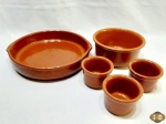 Lote composto de 5 peças em cerâmica, sendo 3 cumbucas, 1 bowl e 1 travessa redonda rasa. Medindo o bowl 18cm de diâmetro x 8,5cm de altura.