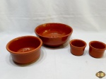 Lote composto de 4 peças em cerâmica, sendo 2 cumbucas e 2 bowl. Medindo o bowl maior 25,5cm de diâmetro x 10cm de altura.