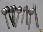 Lote composto de 9 talheres em aço inox Hercules, modelo Riscadinho. Composto de 5 colheres de sopa, 1 garfo de mesa, 1 faca de sobremesa, 1 garfo de salada e 1 garfo trinchante.