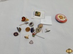 Lote de diversos pins, botons e alfinetes para colecionador.