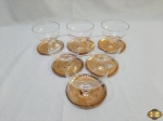 Jogo de 6 taças de sorvete, sobremesa em vidro com pé dourado. Medindo 9cm de diâmetro x 8cm de altura. Uma delas com bicado na borda.