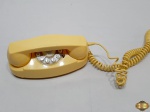 Telefone de mesa da marca Crosley, modelo CR-59, na cor amarela. Perfeito estado de conservação e funcionando perfeitamente.