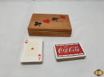 Par de baralhos completos da coca cola e caixa em madeira. Medindo a caixa 16cm x 11cm x 3,5cm de altura.