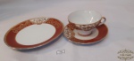 Trio de xicara de cha em porcelana ricamente  decorada . medida do prato de bolo 19 cm , xicara de cha 6 cm de altura