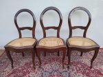 3 Cadeiras em madeira nobre com acento em palha indiana, restauradas em ótimo estado. Medidas: 90cm de altura, acento 42x42. ( RETIRADA DA PEÇAS EM CORREAS, PETRÓPOLIS, RIO DE JANEIRO ) ENVIO SOMENTO POR TRANSPORTADORA