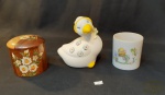 Lote de 3 peças decorativas em ceramica vitrificada, sendo 1 pato de ceramica, porta copos em madeira , 1 porta treco,medida 8 cm de altura