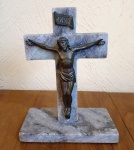 AUTOR NÃO IDENTIFICADO, Cristo na Cruz, escultura em bronze com base em mármore, 25 x19 x 10cm, assinatura não encontrada.
