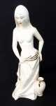 MULHER COM ÂNFORA, porcelana europeia com detalhes em ouro, 40cm.