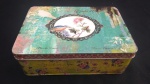 Caixa de costura em lata com pintura de florais. Medida 22x25cm.