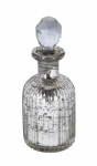 Perfumeiro em vidro com exuberante tampa lapidada e efeitos espelhado envelhecidos. Medida 18cm de altura.