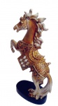 Escultura de cavalo em material sintético ricamente adornado com policromia e pequenos mosaico de espelhos. Medidas: 14x15x22 cm. Peça sem uso na caixa.