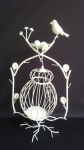 Espetacular gaiola ornamental com pássaro ao topo, peça confeccionada em ferro patinado. Medida 57 cm de altura.