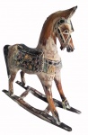 Grande cavalo de balanço decorativo em madeira trabalhada e rica,ente policromada. Medida 34x37cm.