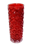Floreira em vidro prensado em belo tom vermelho e efeitos trançados. Medida 25 cm de altura.