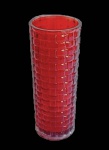 Floreira em vidro prensado em belo tom vermelho e efeitos trançados. Medida 25 cm de altura.