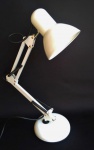 Luminária de mesa em metal na cor branca, ajustável e articulável. Medida 65 cm de altura.