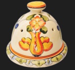 Queijeira em porcelana do renomado LUIZ SALVADOR ricamente policromada com motivos de florais . Medida 20 cm de diâmetro e 18 cm de altura.