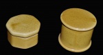 Lote com 2 (duas) peças composta de potes para banheiro com tampa em porcelana do renomado LUIZ SALVADOR. Medida da maior 8 cm de altura.