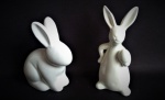 Lote com dois coelhos em porcelana branca. Medida  do maior 15 cm de altura.