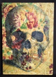 Placa de madeira com imagem de caveira com flores. Medida 35x25cm.
