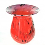 Imponente vaso MURANO vermelho, com aplicações em tons de chumbo. Exemplar de coleção e em excelente estado. Dimensões: 37,5 cm x 29 cm.