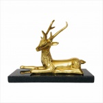 Elegante e antigo Cervo em bronze maciço e polido com base retangular em granito preto.Exemplar rico em detalhes e em excelente estado.Dimensões: 19 cm altura /  Base: 25 cm x 8 cm.