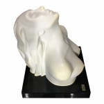 SANDRA PAVIE - Grandiosa e antiga escultura contemporânea de busto feminino,  assinada,  construída em resina com pó de mármore sobre base em mármore preto. Dimensões: 42 cm altura / Base 32 cm x 32 cm.