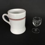 Caneca em cerâmica esmaltada com linhas circulares vermelho escuro e pequena copo para aperitivo. Excelente estado. Dimensões: 9,5 cm e 6,5 cm.