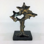 ANITA KAUFMANN - Escultura abstrata em bronze com patina natural sobre base em granito preto. Assinado. Exemplar em excelente estado. Dimensões: 19 cm / base: 10 cm x 7 cm. Peso: 1180 g.