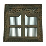 Antiga janela em madeira com fundo de espelho. Articulável.  Ricos detalhes. Dimensões: 80 cm x 80 cm. Peso aproximado. 25 kg.