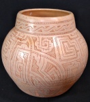 ARTE POPULAR - Belíssima e imponente floreira bojuda, ao gosto Marajoara, em cerâmica feita a mão, decorada por Geométricos. Med 27x30 cm.