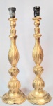 Lindo e antigo par de tocheiros italianos ao gosto Barroco, em madeira nobre banhados a ouro, magnificamente entalhados e torneados. Adaptados para luz elétrica. Med 49 cm.