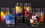 Lote constando 6 lindos copos de coleção, confeccionados em vidro moldado , ricamente esmaltados, decoração dos Jogos Olímpicos Rio de Janeiro 2016. Med 15 cm.