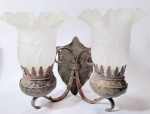 Lindíssimo e antigo par de apliques para duas lampadas franceses, em ferro forget e metal patinado, magnificamente cinzeladas, com cúpulas em pasta de vidro representando Flor. Med 30x30 cm.
