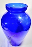 Belíssima e imponente floreira italiana bojuda, no estilo art deco, confeccionada vidro moldado no tom azul. Med 43x30 cm.