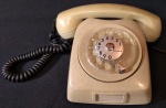 COLECIONISMO - "Ericsson" Antigo telefone de coleção, déc 60, confeccionado em baquelite. Med 12x23x23 cm. Obs: Não testado.