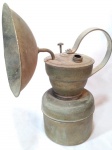 COLECIONISMO - Antigo e raro carboneto, "lâmpada de chapéu de mineiro de carboneto, confeccionado em alumínio, ricamente cinzelado. Med 28x25 cm.