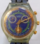 SWATCH "Cronograph" - Elegante relógio de pulso suíço a quartz, com caixa em acrílico e pulseira em couro. Funcionando no momento. Med 4 cm. Obs: Acabou bateria.